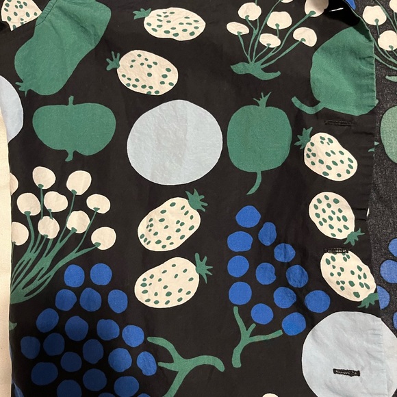 Uniqlo x marimekko Fruit patterned button down cropped shirt - Picture 2 of 5